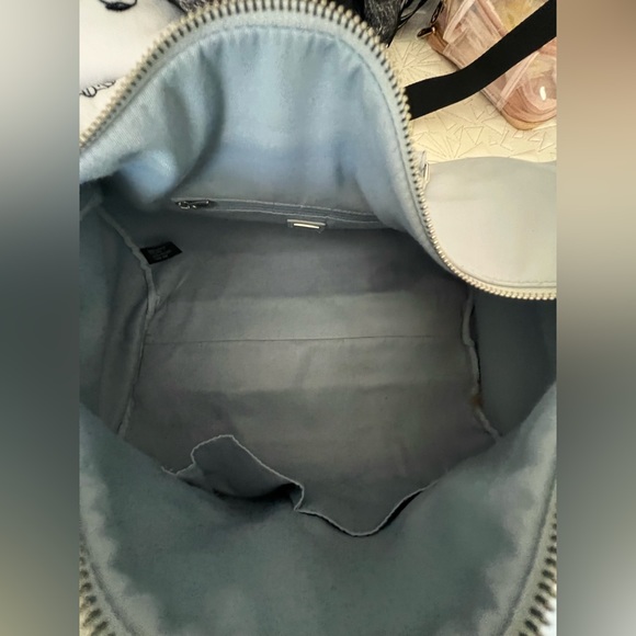 Guess Travel Bag - Picture 3 of 4